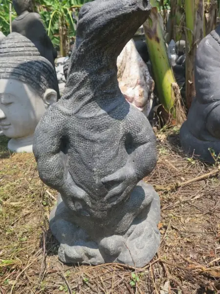 Product image 1 of the product “Standing water monitor lizard as a water feature, 60 cm high | Cast stone, handcrafted & coloured ”